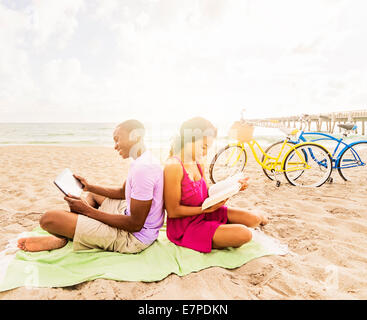 USA, Florida, Jupiter, entspannende junges Paar am Strand Stockfoto