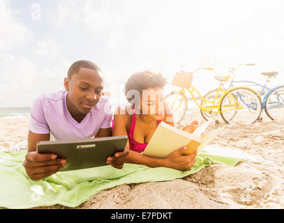 Junges Paar Entspannung am Strand Stockfoto