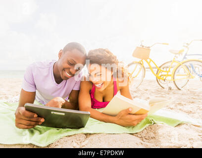 Junges Paar Entspannung am Strand Stockfoto