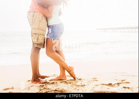 USA, Florida, Jupiter, junges Paar umarmt am Strand Stockfoto