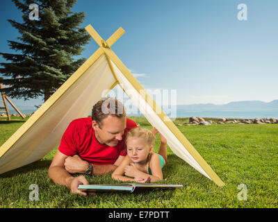 USA, Utah, Gartenstadt, Vater und Tochter (2-3) spielen im Zelt Stockfoto