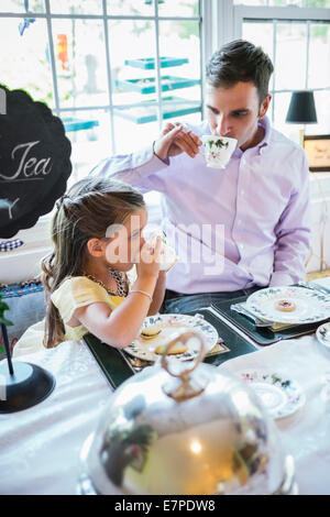 Vater und Tochter (4-5) gemeinsam im Speisesaal essen Stockfoto