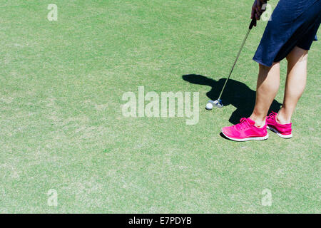 Geringer Teil der Mann spielt golf Stockfoto