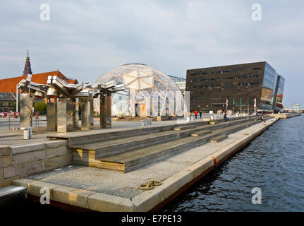 Neu gebaute Kuppel von Visionen vor der königlichen Bibliothek auf Søren Sren Plads in Kopenhagen mit Skulptur links Stockfoto