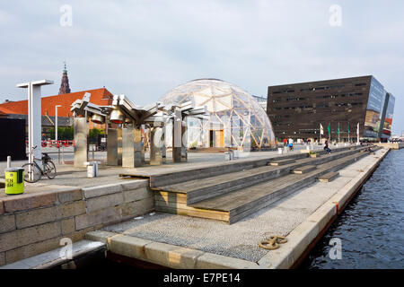 Neu gebaute Kuppel von Visionen vor der königlichen Bibliothek auf Søren Sren Plads in Kopenhagen mit Skulptur links Stockfoto