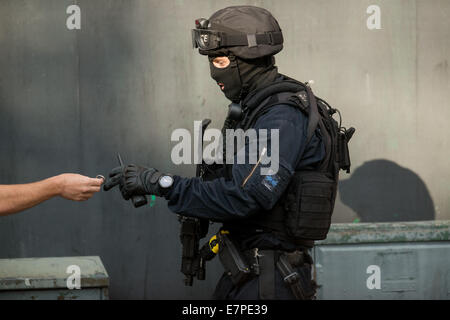 Glasgow, Vereinigtes Königreich. 22. Sep, 2014. Spezialist Schusswaffen Offiziere aus dem taktischen Schusswaffen Gerät besuchen eine Belagerung in Boyd Street in Glasgow, Glasgow, im Verhältnis zu einem ehemaligen Häftling Jonathan Kelly, 33, aus der Drumchapel Teil der Stadt, die vermisst nach Verletzung seiner Kautionsbedingungen. 22. September 2014 Credit: Sam Kovak/Alamy Live-Nachrichten Stockfoto