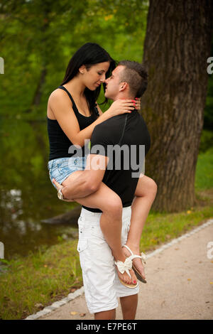Teenager-Paar an einem späten Sommernachmittag im park Stockfoto