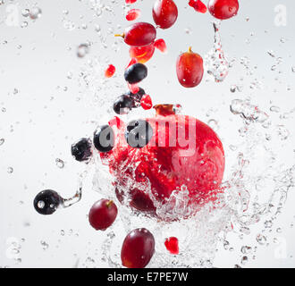 Tröpfchen auf Obst spritzt Stockfoto