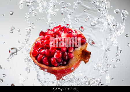 Tröpfchen auf Granatapfel spritzt Stockfoto