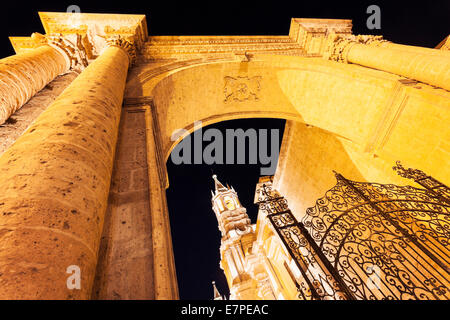 Arequipa, Peru-Kathedrale am Plaza de Armas vom Triumphbogen aus gesehen Stockfoto