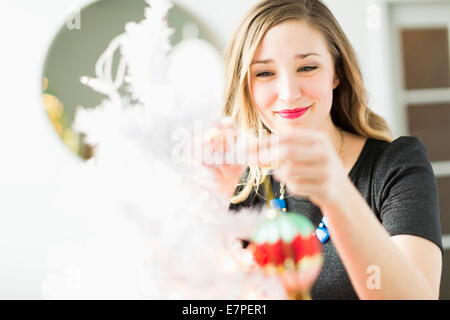 Junge Frau mit Christbaumschmuck Stockfoto