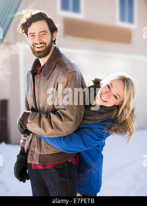 USA, Utah, Salt Lake City, junge Frau umarmen Mann im winter Stockfoto