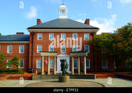 Eine Statue des ehemaligen U.S. Supreme Court Justice Thurgood Marshall vor James Senat Bürogebäude der Maryland State House Stockfoto