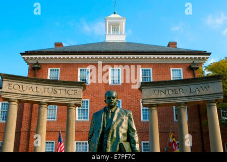 Eine Statue des ehemaligen U.S. Supreme Court Justice Thurgood Marshall vor James Senat Bürogebäude der Maryland State House Stockfoto