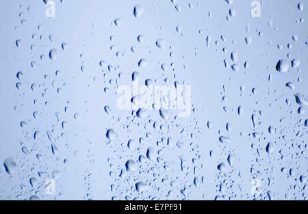 Wassertropfen auf Glas Stockfoto