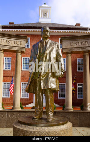 Eine Statue des ehemaligen U.S. Supreme Court Justice Thurgood Marshall vor James Senat Bürogebäude der Maryland State House Stockfoto