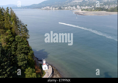 Blick von der Lions Gate Bridge auf Burrard Inlet und den Deich-Radweg in Vancouver, British Columbia, Kanada Stockfoto