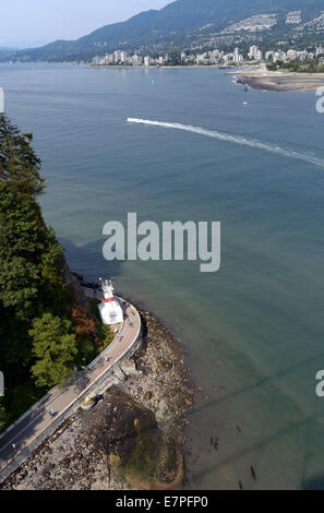 Blick von der Lions Gate Bridge auf Burrard Inlet und den Deich-Radweg in Vancouver, British Columbia, Kanada Stockfoto