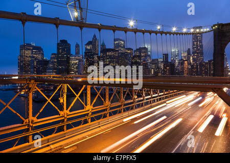 Pkw-Verkehr auf der Brooklyn Bridge in New York - USA Stockfoto