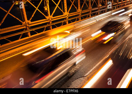 Pkw-Verkehr auf der Brooklyn Bridge in New York - USA Stockfoto