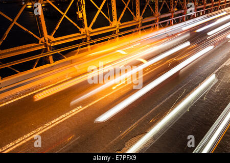 Pkw-Verkehr auf der Brooklyn Bridge in New York - USA Stockfoto