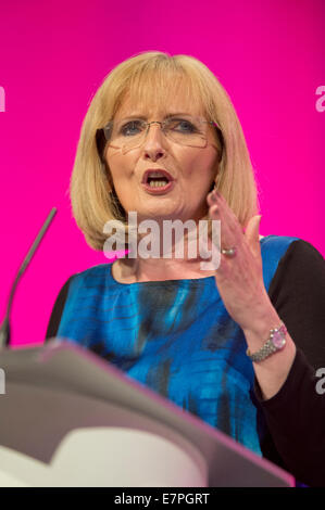 Manchester, UK. 22. September 2014. Margaret Curran, Schatten Staatssekretär für Schottland, befasst sich das Auditorium am zweiten Tag von der Labour Party Jahreskonferenz statt auf Manchester Central Convention Complex Credit: Russell Hart/Alamy Live News. Stockfoto