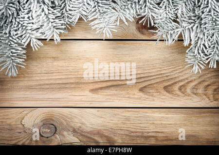 Weihnachten Hintergrund mit Fichte mit Schnee bedeckt. Kopieren Sie Raum. Ansicht von oben Stockfoto