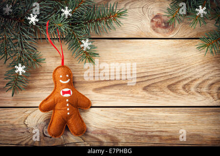 Weihnachten Hintergrund mit Fichte Baum und Lebkuchen Mann auf Holztisch. Kopieren Sie Raum. Ansicht von oben Stockfoto