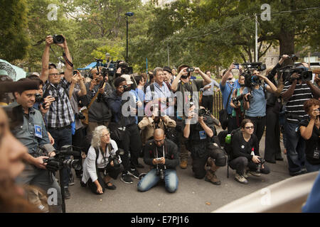 New York, USA. 22. September 2014. Klimagerechtigkeit hieß es Uhr heute als Demonstranten ein Sit-in in New Yorks Finanzdistrikt zum protest gegen die Strafbarkeit des "Wall Street" inszeniert, bei der Unterstützung der Unternehmen, die den Planeten zerstören. Bildnachweis: David Grossman/Alamy Live-Nachrichten Stockfoto