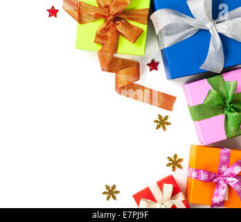 Geschenk-Boxen mit Bögen auf weißem Hintergrund. Weihnachten-Komposition mit Textfreiraum. Ansicht von oben Stockfoto