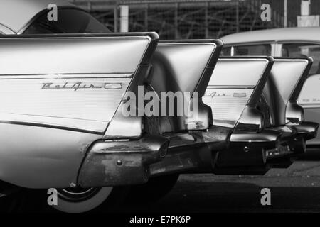 Schwanzflosse auf der 1950er Jahre Chevrolet. Chevy. Amerikanische Oldtimer schwarz / weiß Stockfoto