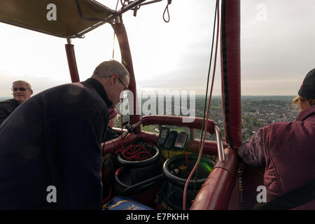 Piloten, die Lenkung von eines Heißluftballons mit Passagieren genießen die Aussicht, Shropshire, UK Stockfoto