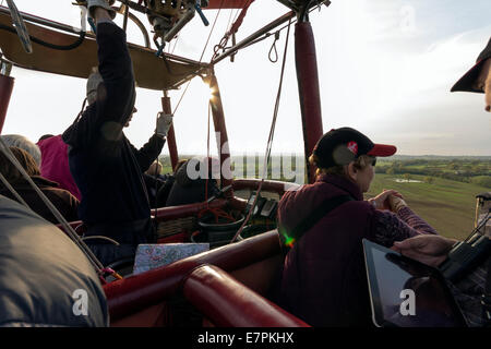 Piloten, die Lenkung von eines Heißluftballons mit Passagieren genießen die Aussicht, Shropshire, UK Stockfoto