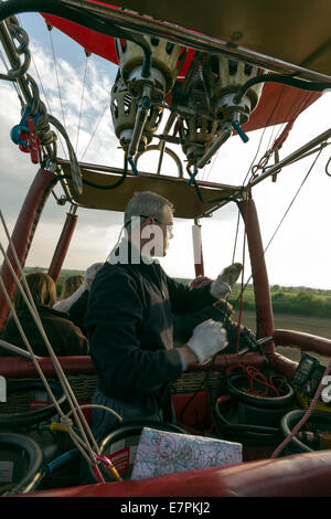 Piloten, die Lenkung von eines Heißluftballons mit Passagieren genießen die Aussicht, Shropshire, UK Stockfoto