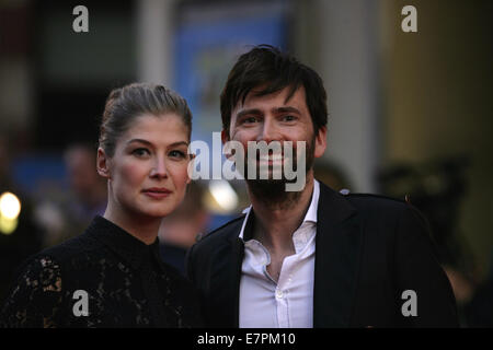 London, UK, 22. September 2014: Rosamund Pike und David Tenant besuchen die was haben wir auf unserem Urlaubsfilm Premiere am Odeon Stockfoto