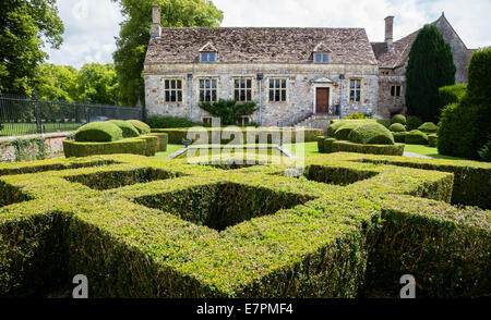 Fein abgeschnittene Formschnitt Eibenhecken und formalen Pool in den Gärten von Avebury Manor in das Dorf von Avebury Wiltshire UK Stockfoto