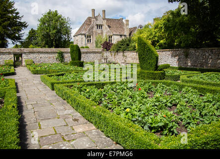 Box abgesicherten Parterre-Gartens in Avebury Manor im Dorf von Avebury in Wiltshire UK Stockfoto