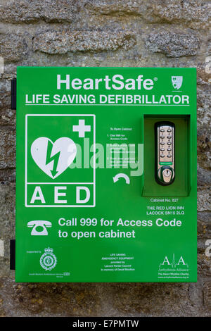 Herz sicher automatisierten externen Defibrillator an einer Mauer befestigt Stockfoto