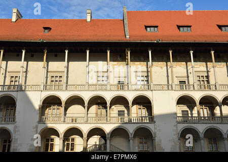 Renaissance-Arkaden im Innenhof der Burg Wawel, Krakau, Polen Stockfoto