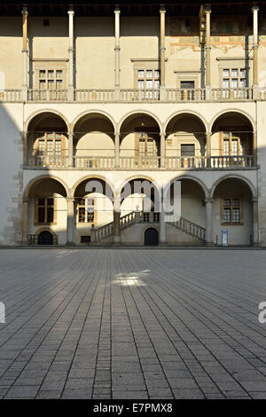 Renaissance-Arkaden im Innenhof der Burg Wawel, Krakau, Polen Stockfoto