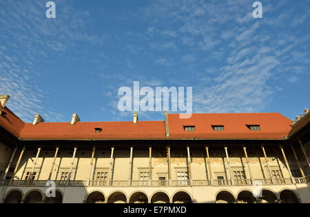 Renaissance-Arkaden im Innenhof der Burg Wawel, Krakau, Polen Stockfoto