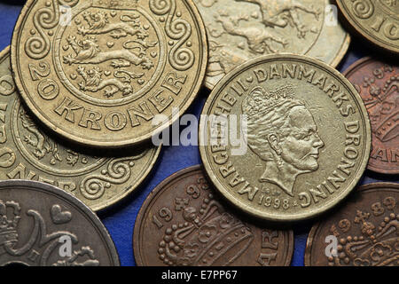 Münzen von Dänemark. Königin Margrethe II. von Dänemark und dänische Staatswappen in dänische Kronen Münzen abgebildet. Stockfoto