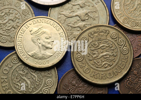 Münzen von Dänemark. Königin Margrethe II. von Dänemark und dänische Staatswappen in dänische Kronen Münzen abgebildet. Stockfoto