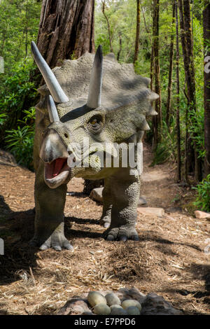 Lebensgroßen Triceratops Dinosaurier Figuren schleichen durch den Wald Stockfoto