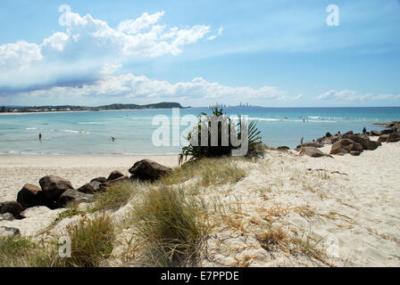 Blick auf Surfer von Snapper Rocks, Currumbin, Gold Coast, Queensland, Australien. Stockfoto