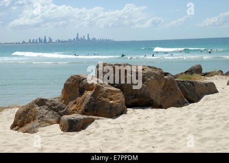 Blick auf Surfer von Snapper Rocks, Currumbin, Gold Coast, Queensland, Australien. Stockfoto