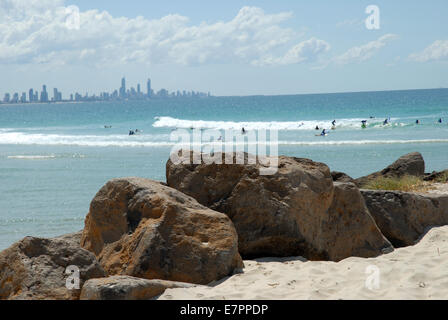 Blick auf Surfer von Snapper Rocks, Currumbin, Gold Coast, Queensland, Australien. Stockfoto