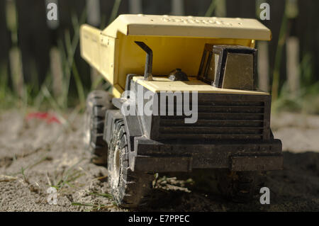 Spielzeug Kipper im sand Stockfoto