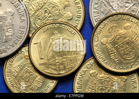 Münzen von Serbien. Das Gebäude der Nationalbank von Serbien in Belgrad in der serbischen einen Dinar-Münze abgebildet. Stockfoto