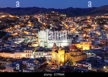 Kathedrale und der Universität in der Abenddämmerung in Guanajuato, Mexiko. Stockfoto